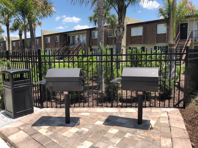 Outdoor Grilling Stations at the Park Pointe Apartments in Tampa Bay, FL