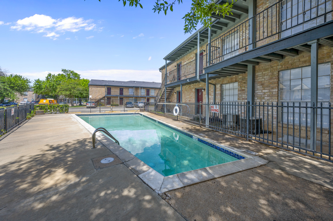 Pine Terrace Apartments with Swimming Pool