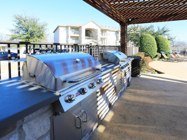 Outdoor Kitchen and Cabana Area at Pinnacle Ridge Apartments in Dallas, Texas