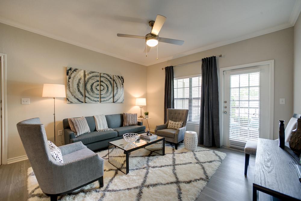 Both New and Renovated Interiors Available at Pinnacle Ridge Apartments in Dallas, Texas