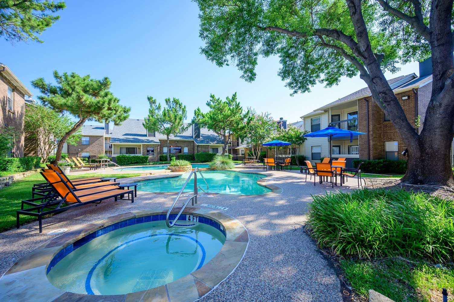 Poolside Jacuzzi at Ridgeview Place Apartments in Irving, TX