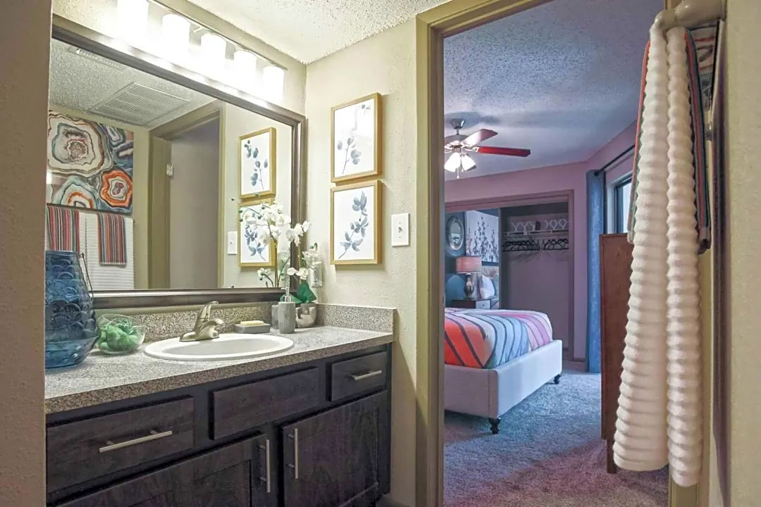 En Suite at Ridgeview Place Apartments in Irving, TX