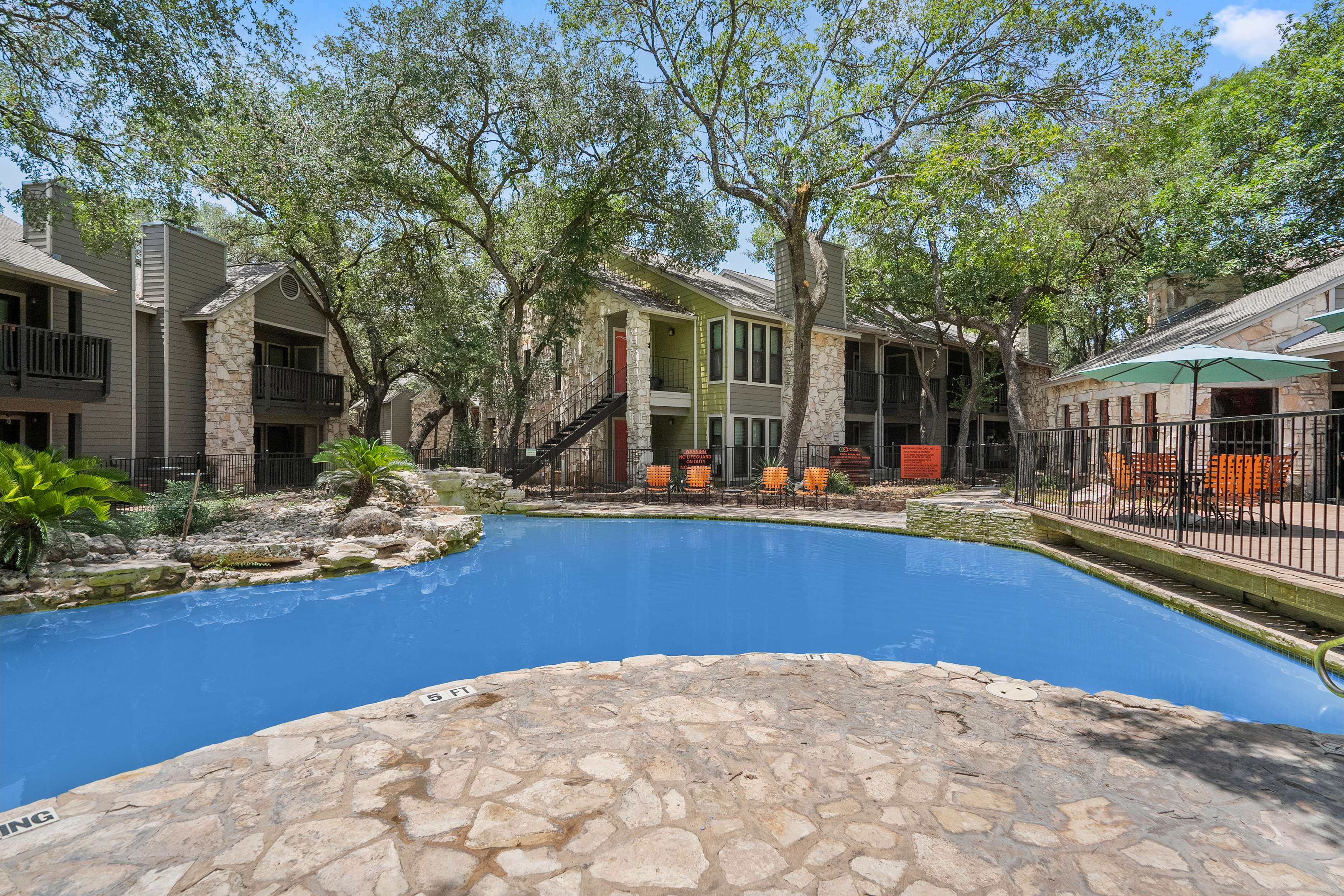 Salado Crossing Apartments with Swimming Pool