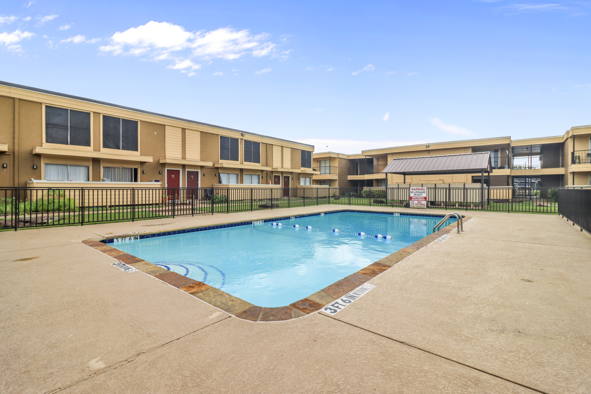 Summer Glens Apartments with Sparkling Swimming Pool