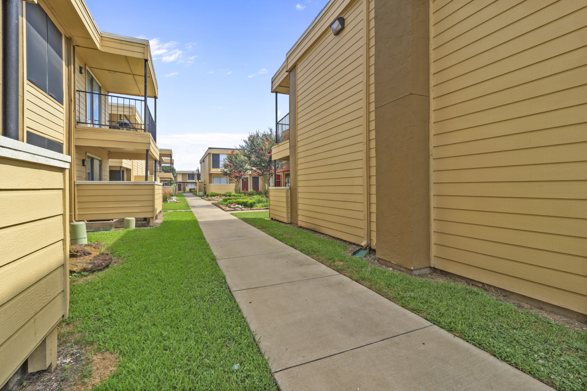 Private Patios at Summer Glens Apartment Homes