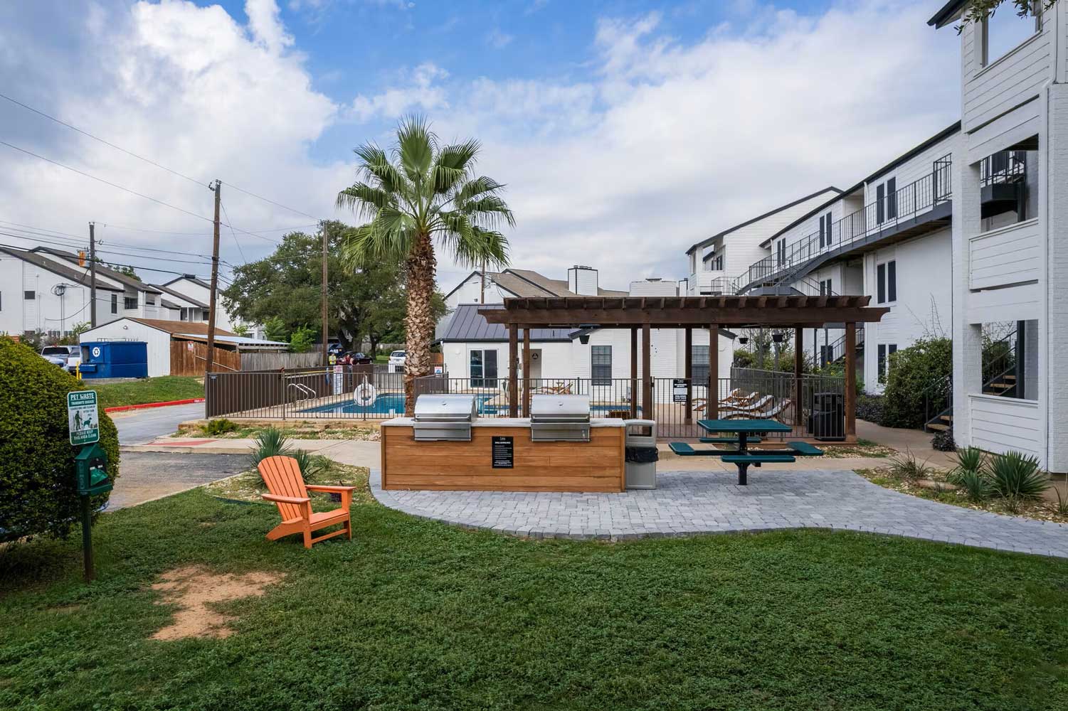Tides at South Lamar with Outdoor BBQ & Picnic Station