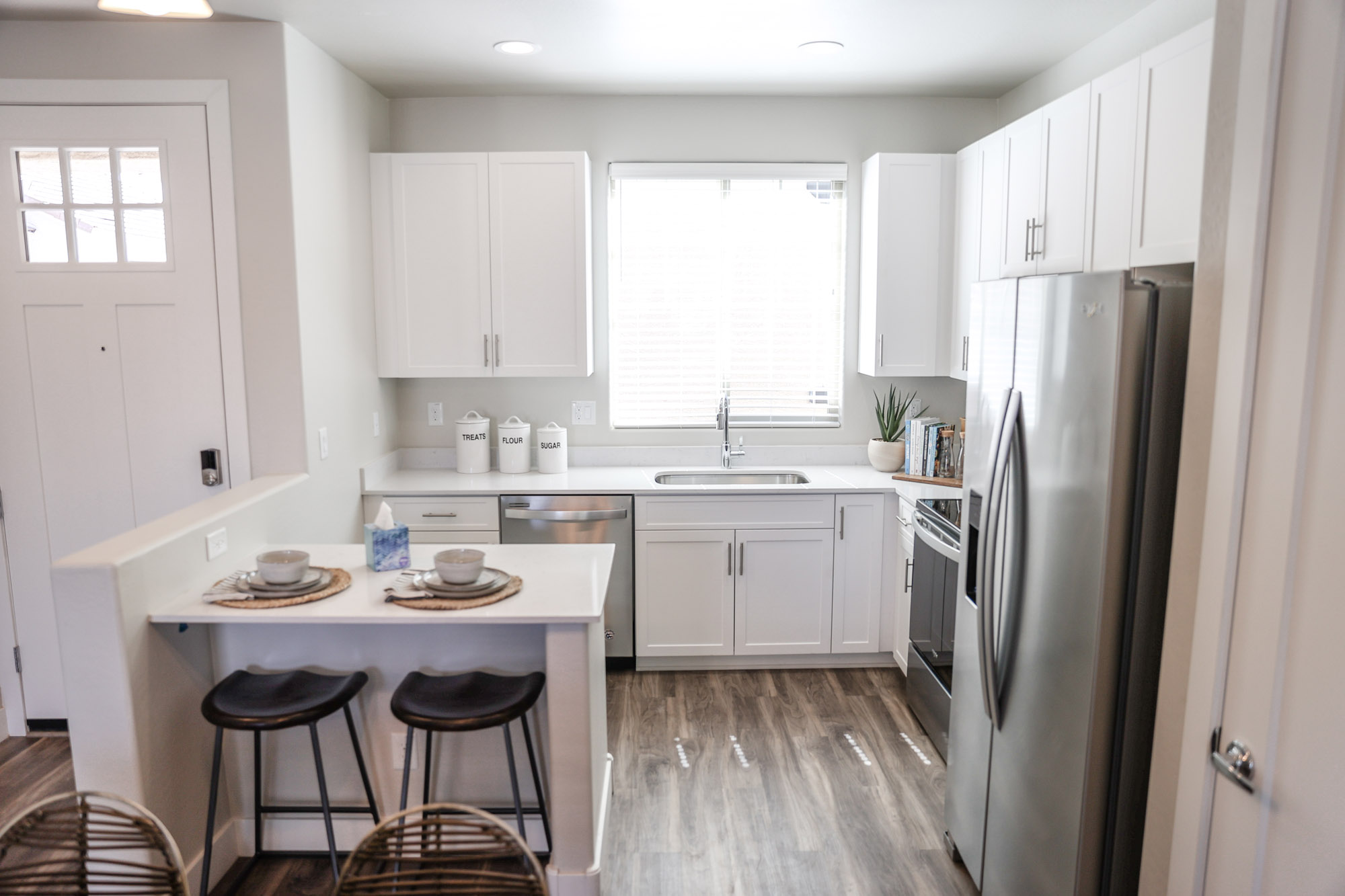 Updated White In-Kitchen Dining Area at Village at Pioneer Park Apartments in Peoria, AZ