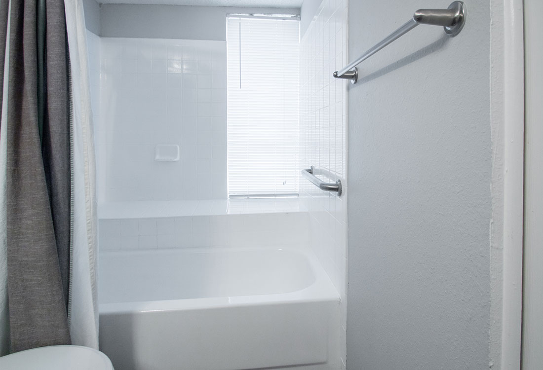 1 & 2 Bedrooms for Rent w/ Spacious Bathroom at Villas of Oak Creste Apartments in San Antonio, TX