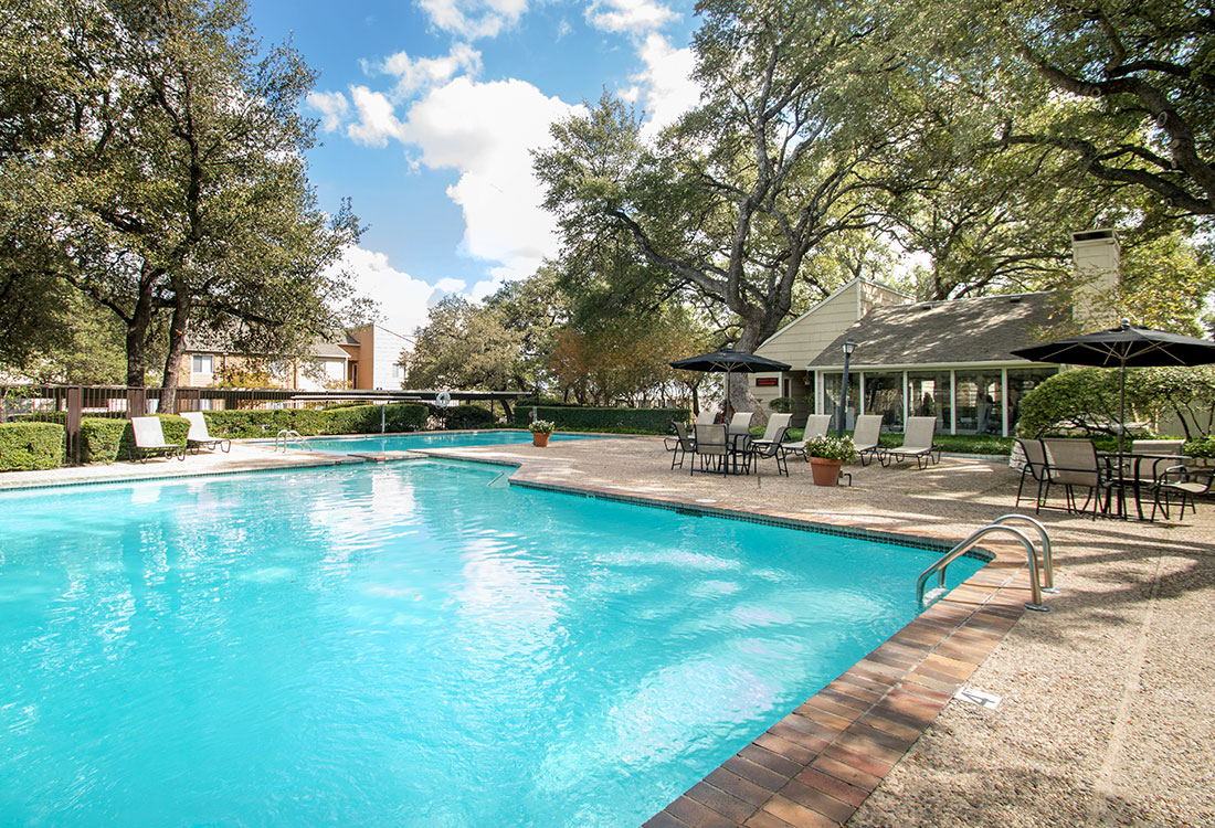 Apartments for Rent with Swimming Pool at Villas of Oak Creste in Northwest San Antonio, TX.