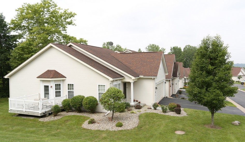 Maintenance-Free Lifestyle at Waterview Townhouse Apartments in Webster, NY