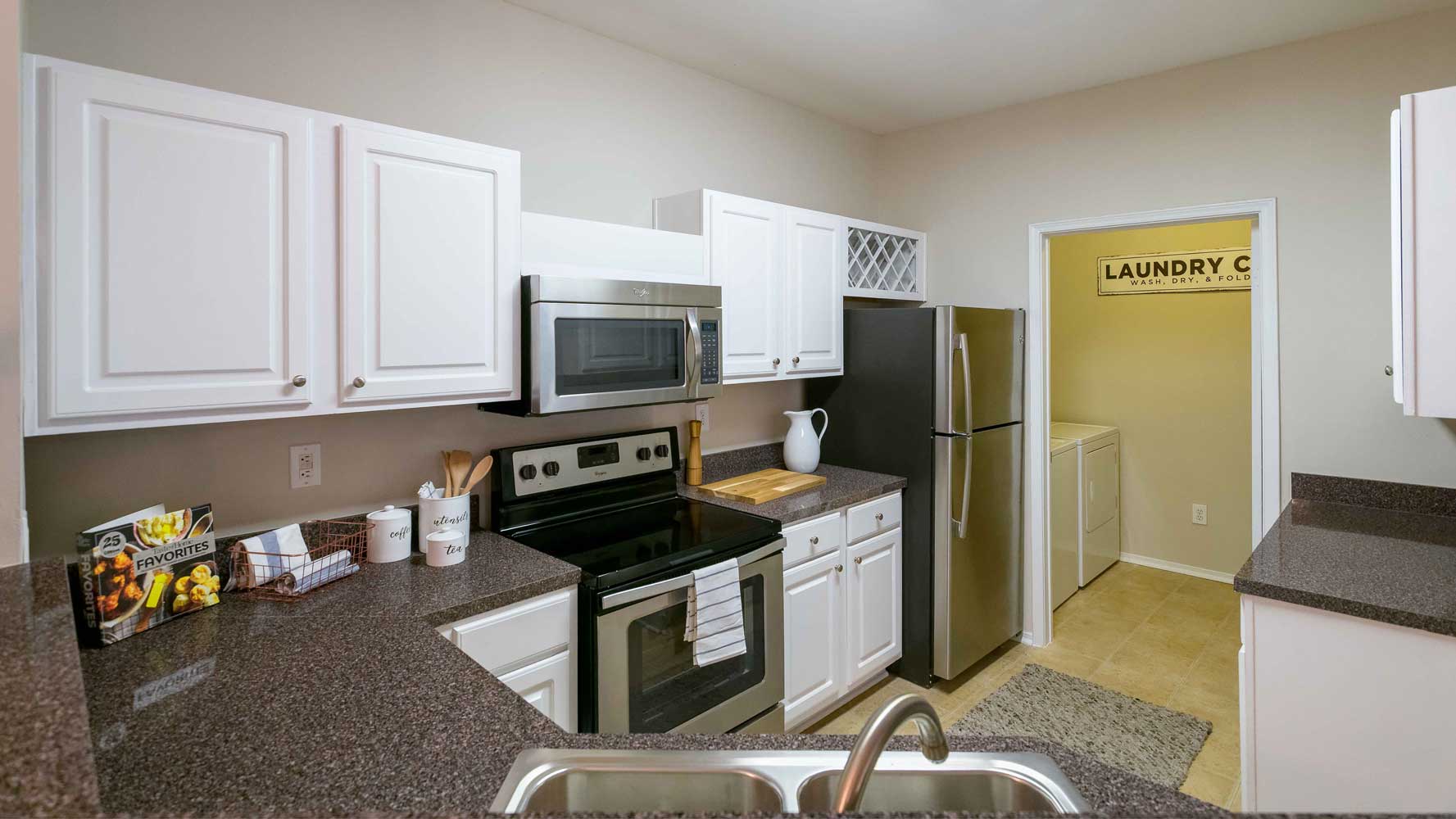Fully Equipped Kitchen at Windward Place Apartments in Alpharetta, GA